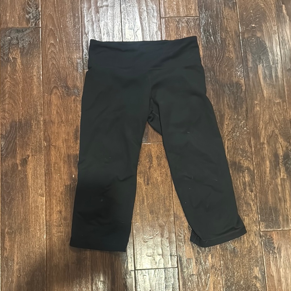 Under Armor Cropped Black Leggings